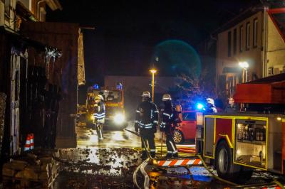 Vaihingen/Enz-Ensingen: Offener Dachstuhlbrand im alten Ortskern - Feuerwehr im Grosseinsatz 